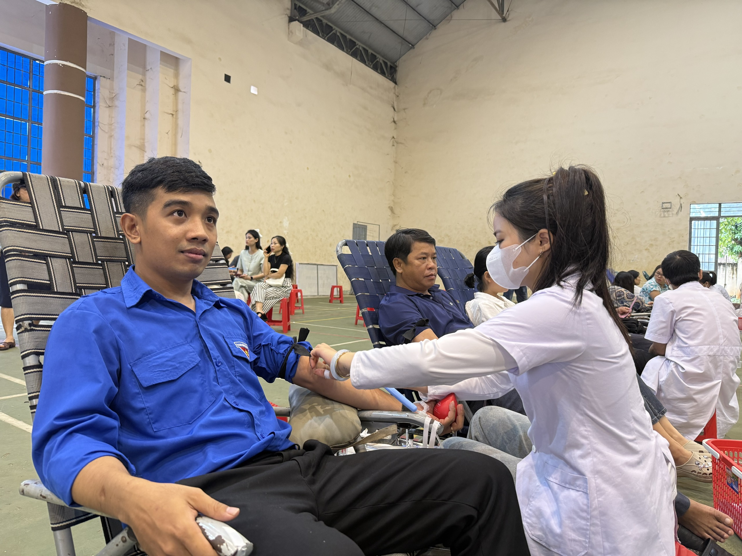 Đoàn viên thanh niên tham gia hiến máu